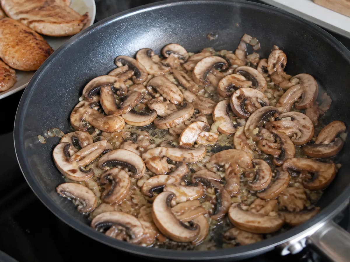 Preparação de Bifinhos de Frango em Molho de Cogumelos durante a confeção