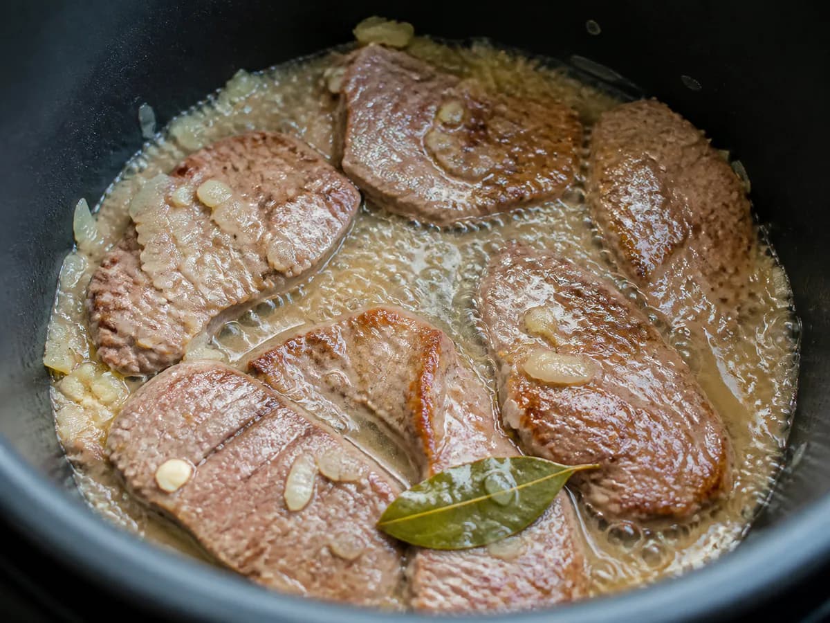 Preparação de Bifinhos de Vitela Estufados na Yammi durante a confeção