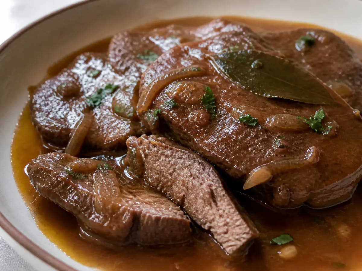 Pormenor de uma porção de Bifinhos de Vitela Estufados na Yammi