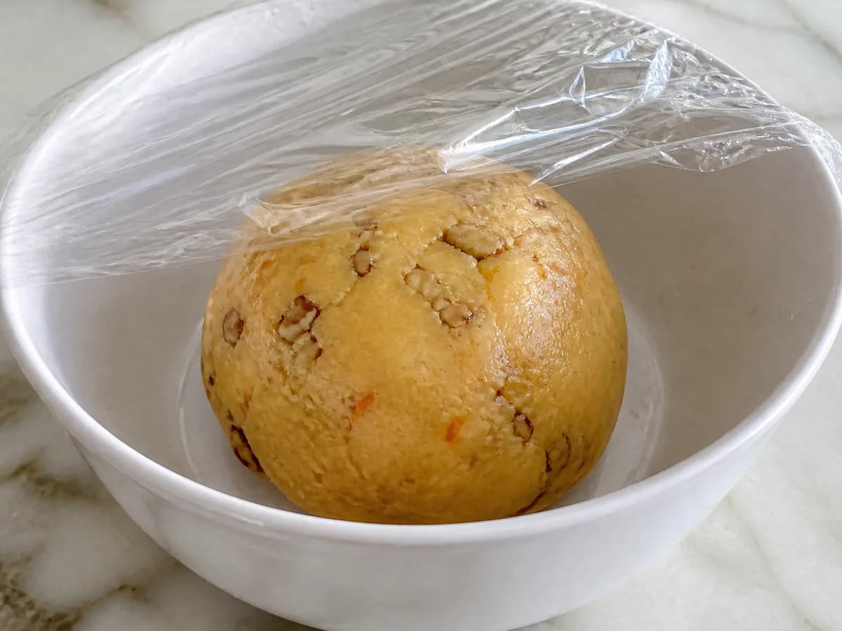 Preparação de Biscoitos de Laranja e Noz durante a confeção