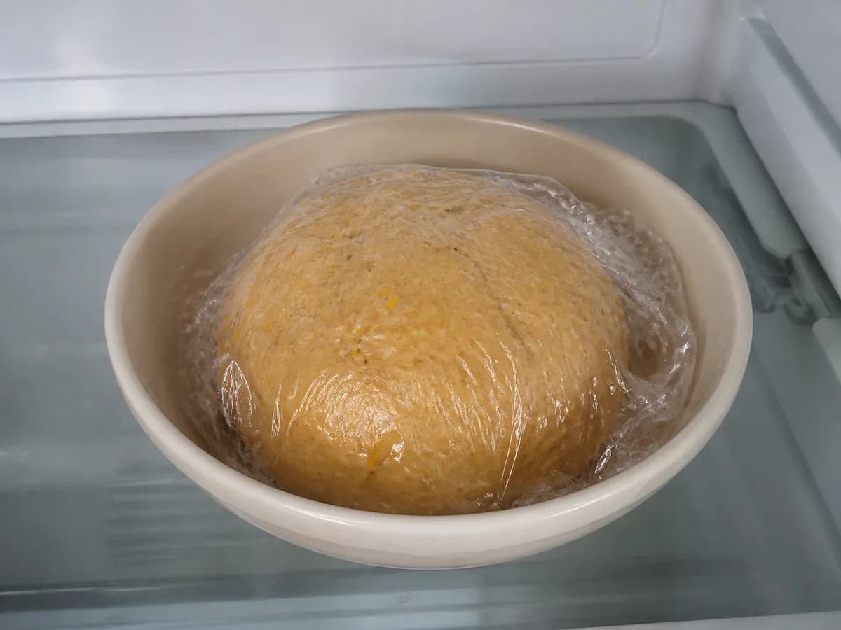 Preparação de Biscoitos de Limão e Canela Moldados à Mão durante a confeção