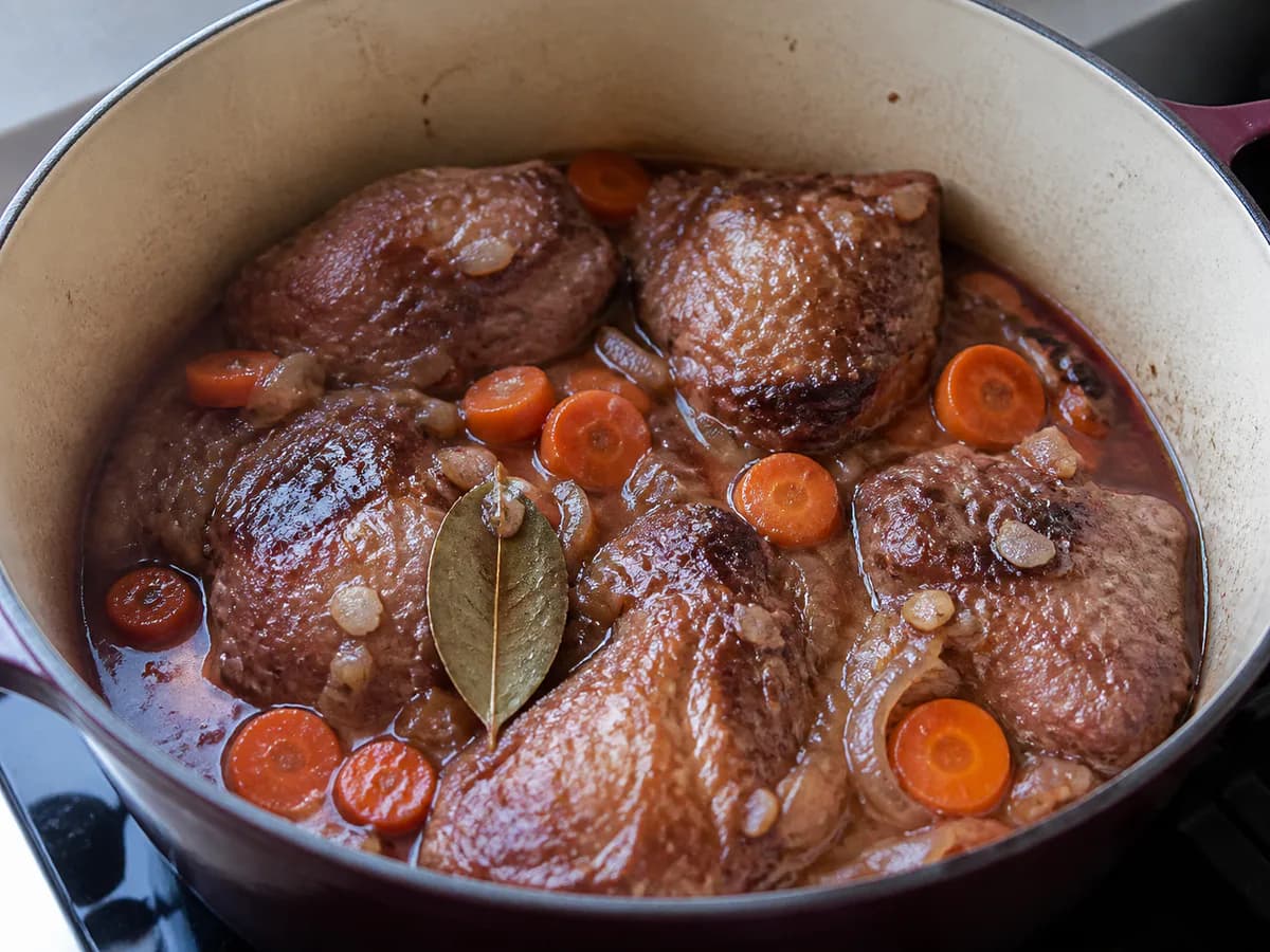 Preparação de Bochechas de Porco em Vinho Tinto durante a confeção