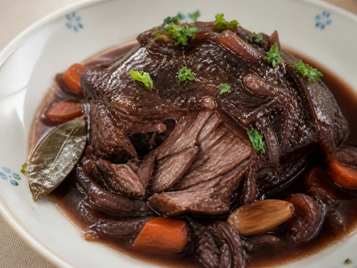Pormenor de uma porção de Bochechas de Porco em Vinho Tinto