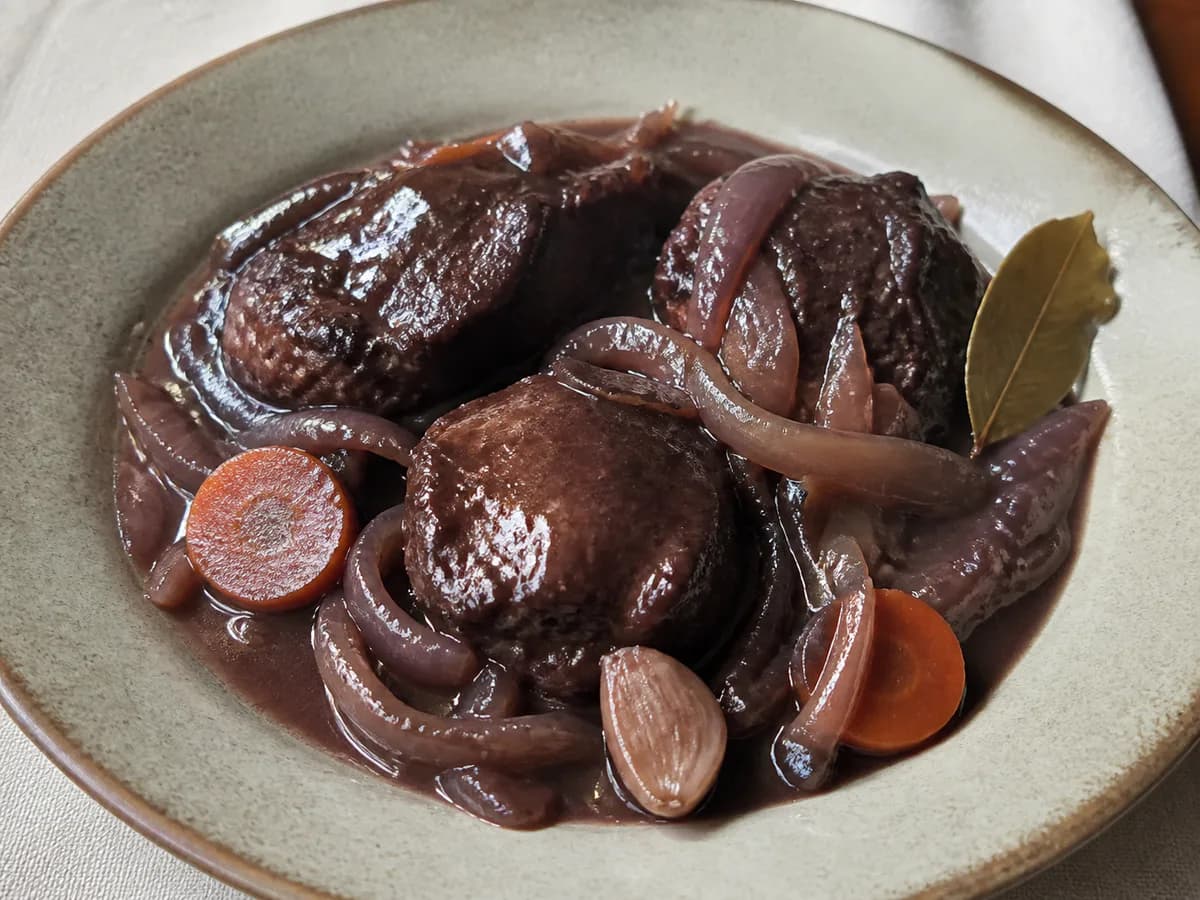 Bochechas de Porco em Vinho Tinto