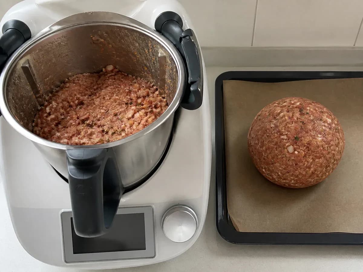 Preparação de Bola de Carne Bimby durante a confeção