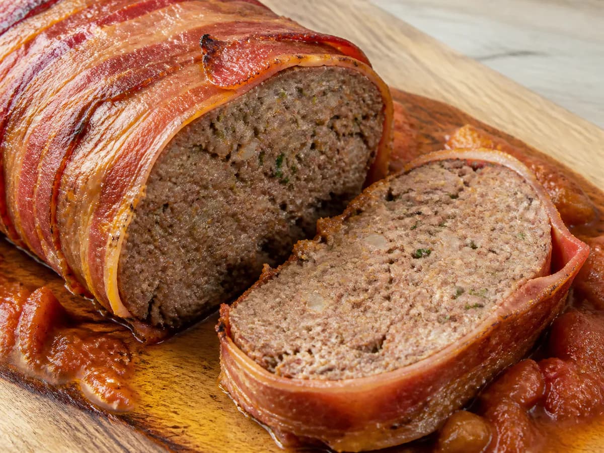 Pormenor de uma porção de Bola de Carne Picada com Bacon no Forno