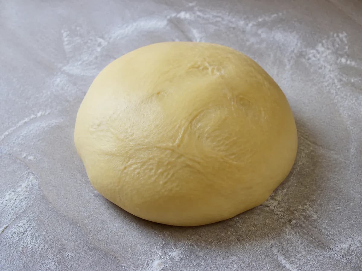 Preparação de Bola Doce Mirandesa - Uma Iguaria de Páscoa durante a confeção