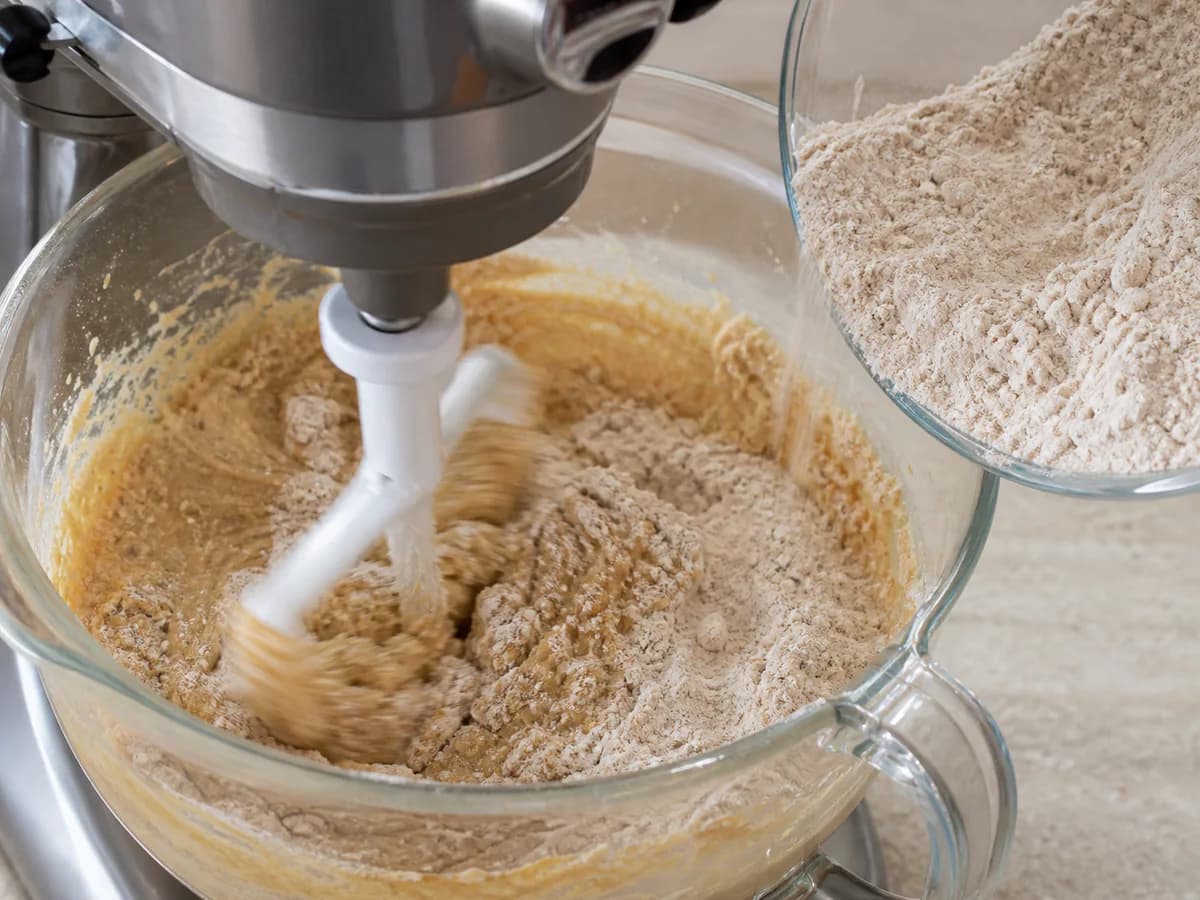 Preparação de Bolachas de Canela e Gengibre para o Pai Natal durante a confeção