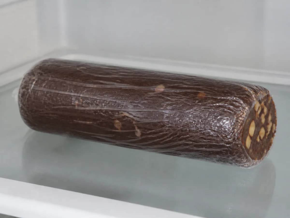 Preparação de Bolachas de Chocolate com Pinhões durante a confeção