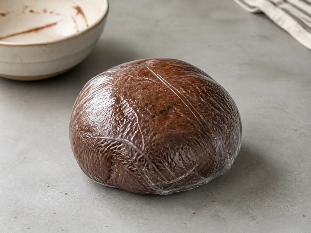 Preparação de Bolachas de Natal de Nutella com Especiarias durante a confeção
