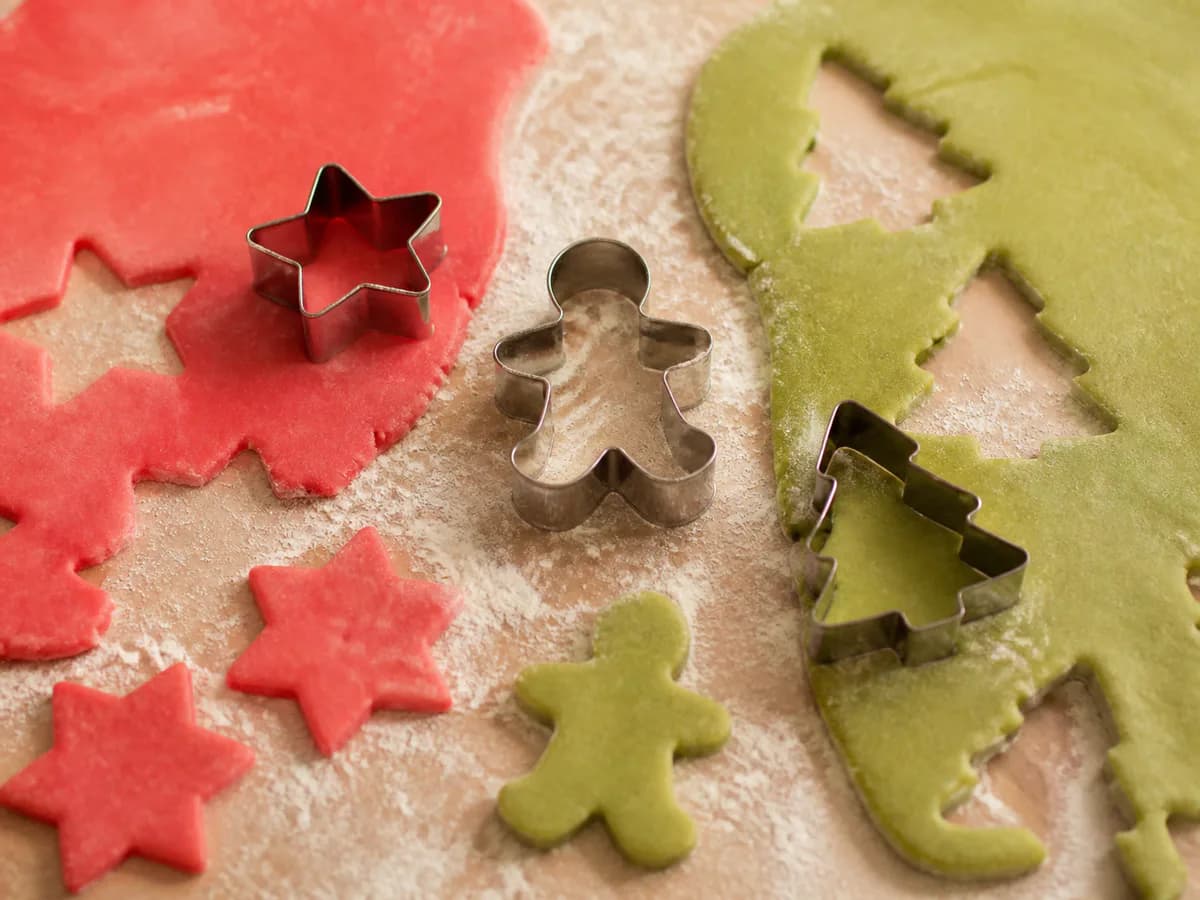 Preparação de Bolachas de Natal Divertidas para os Mais Novos durante a confeção