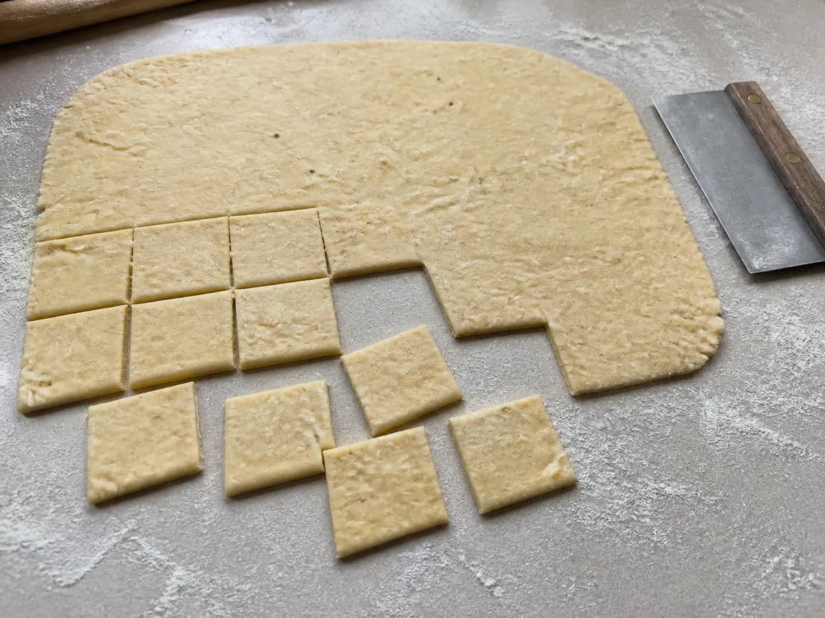 Preparação de Bolachas de Queijo São Jorge durante a confeção