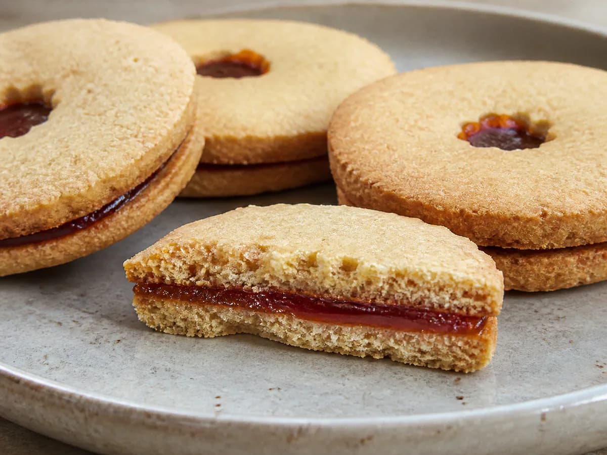 Pormenor de uma porção de Bolachinhas Amanteigadas de Gengibre com Marmelada