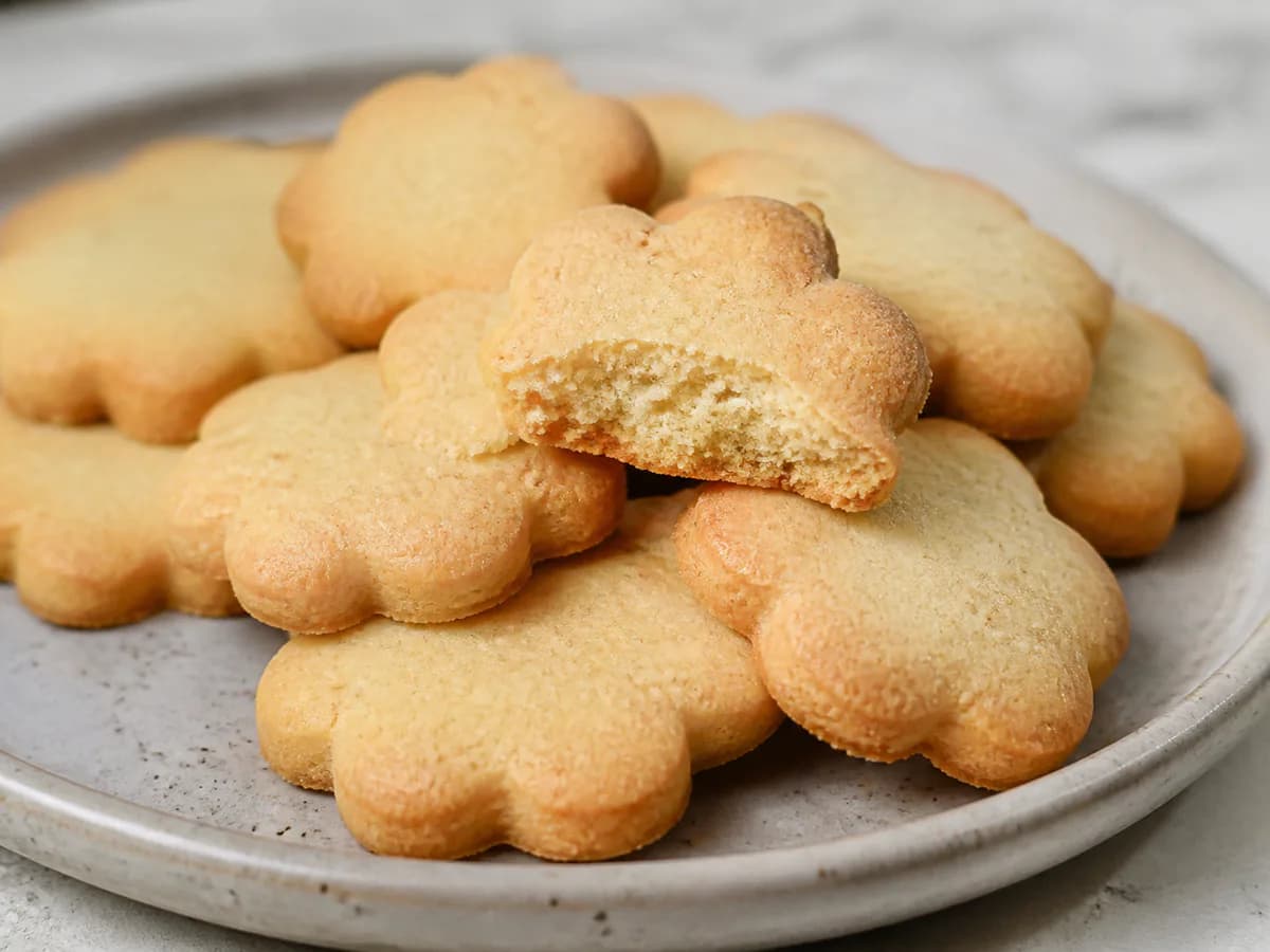 Pormenor de uma porção de Bolachinhas de Gema e Amêndoa