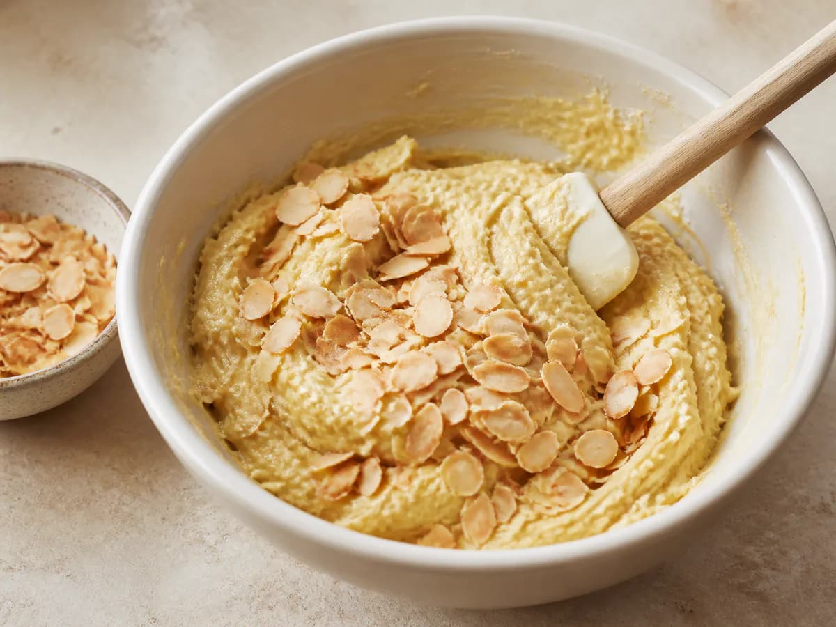 Preparação de Bolinhos de Amêndoa e Caramelo durante a confeção