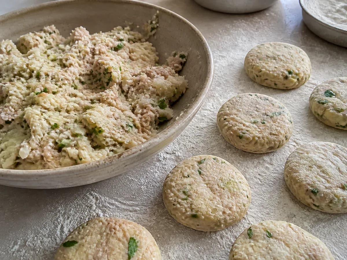Preparação de Bolinhos de Atum durante a confeção