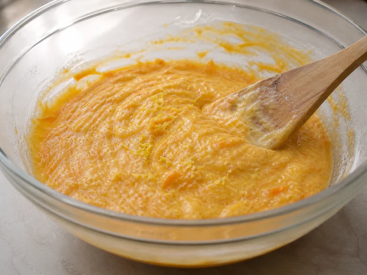 Preparação de Bolinhos de Cenoura do Tio Zé durante a confeção