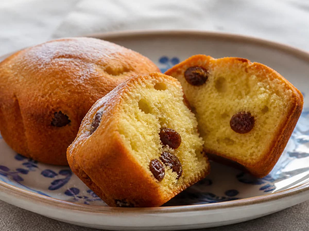 Pormenor de uma porção de Bolinhos de Limão com Passas