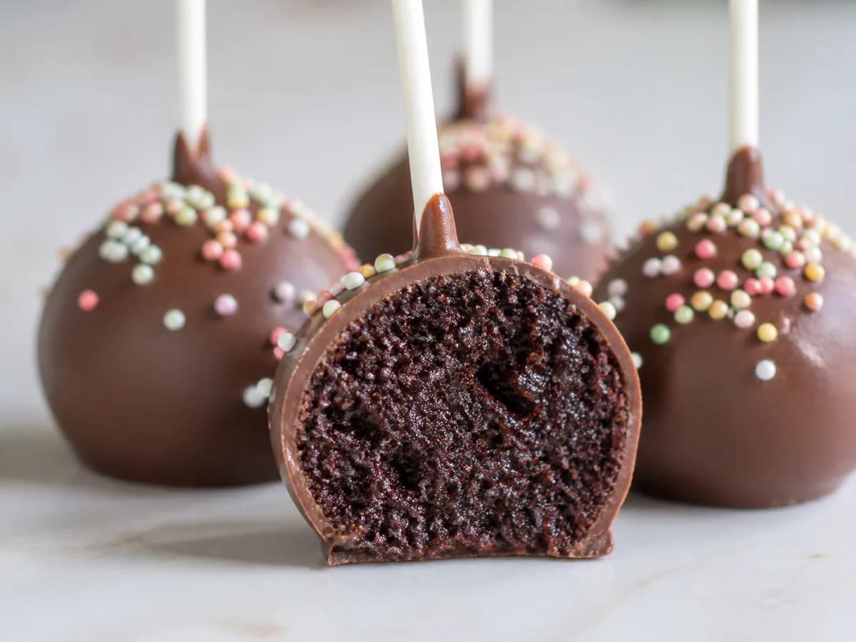 Pormenor de uma porção de Bolinhos em Forma de Chupa Chupa (Cake Pops)