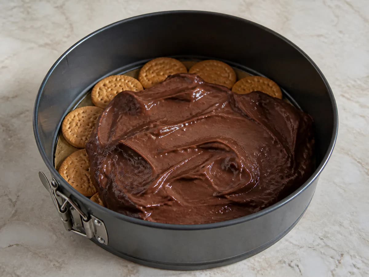 Preparação de Bolo Bolacha Chocolate durante a confeção