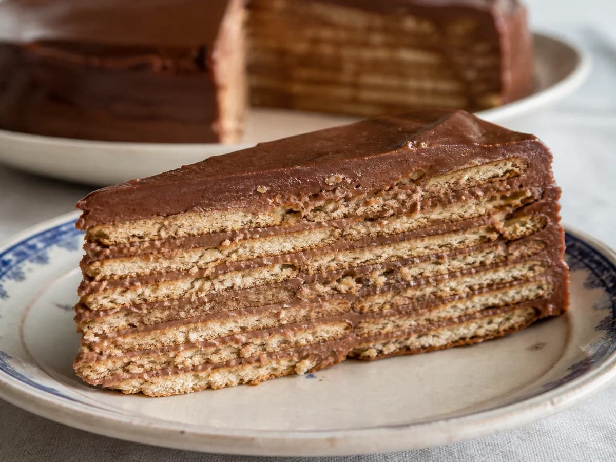 Pormenor de uma porção de Bolo Bolacha Chocolate