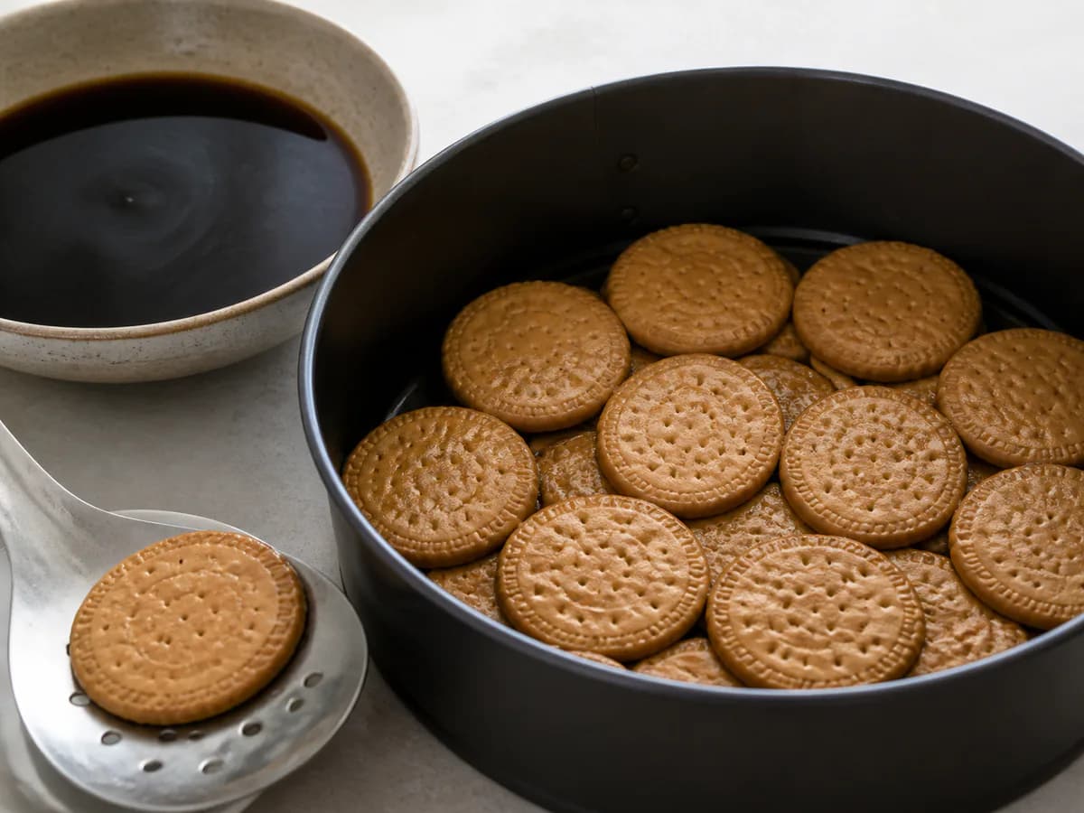 Preparação de Bolo de Bolacha com Creme de Gemas e Leite Condensado durante a confeção