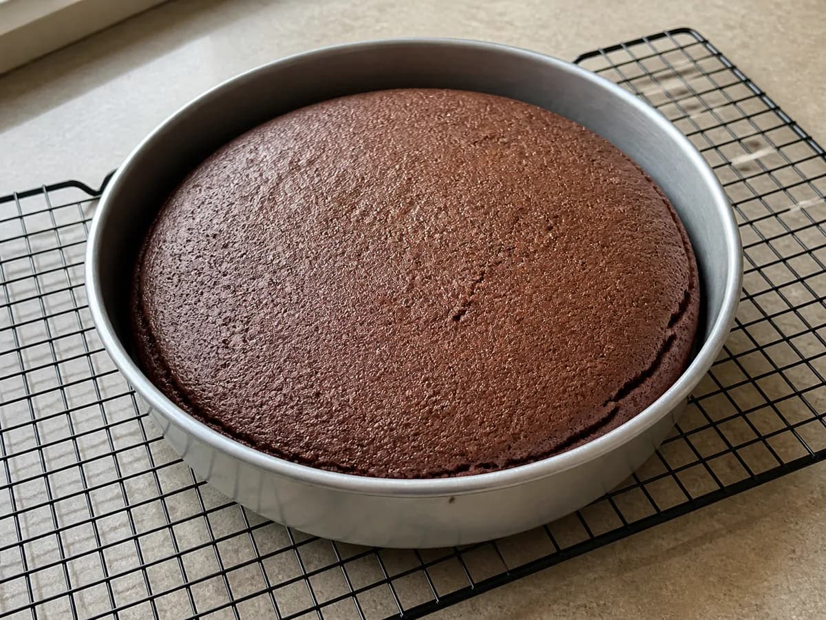 Preparação de Bolo Bombom de Chocolate e Leite Condensado durante a confeção