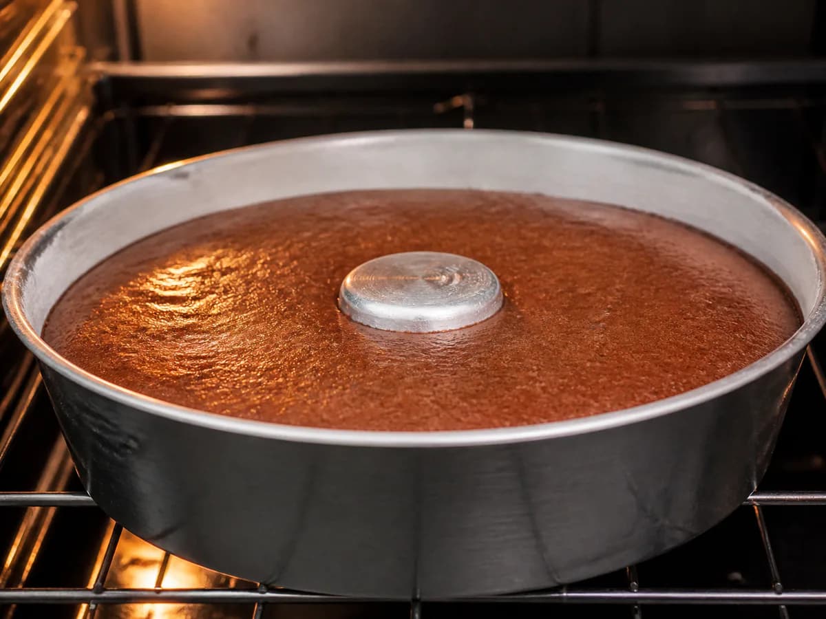 Preparação de Bolo Brigadeiro Divinal durante a confeção