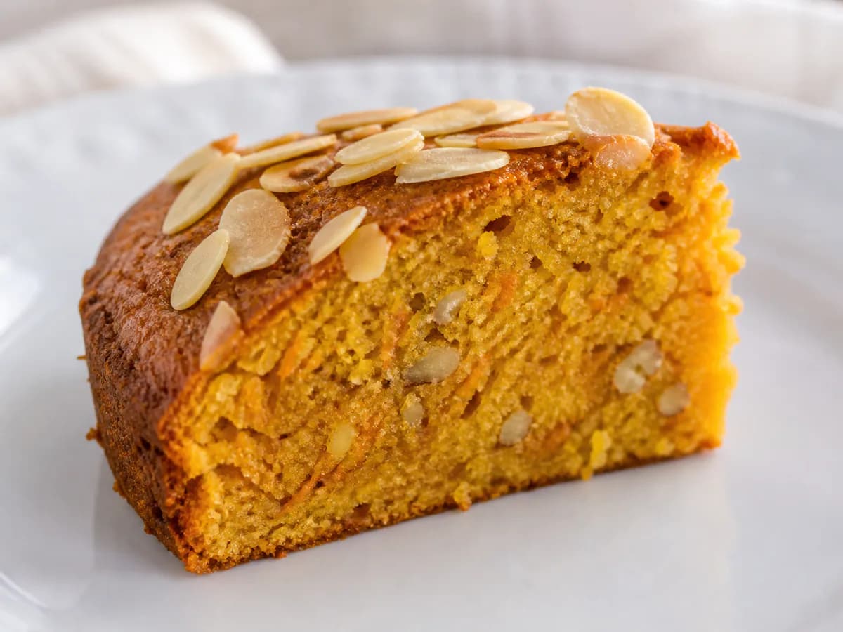 Pormenor de uma porção de Bolo de Cenoura e Amêndoa