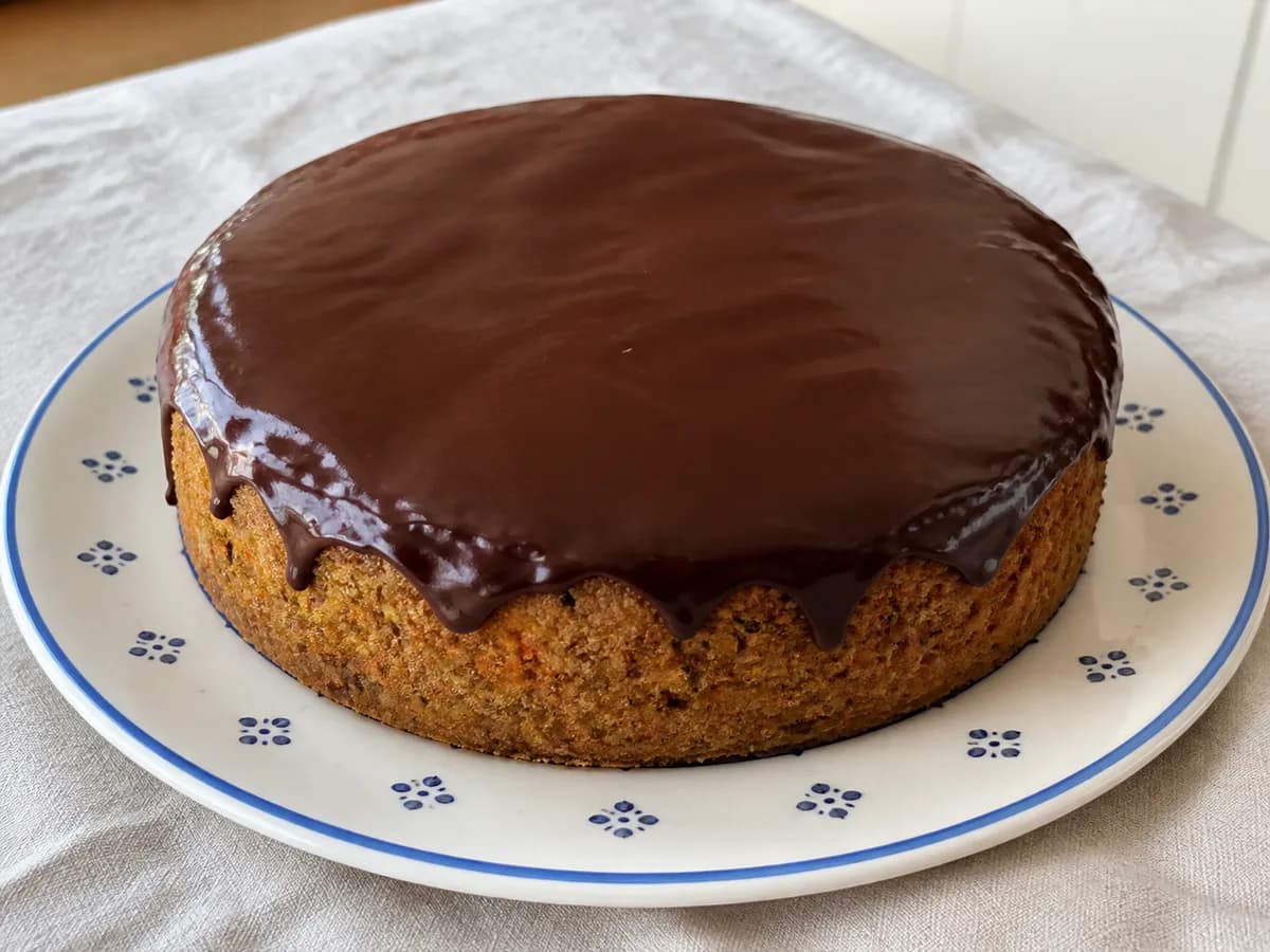 Bolo de Cenoura, Curgete e Laranja com Cobertura de Chocolate