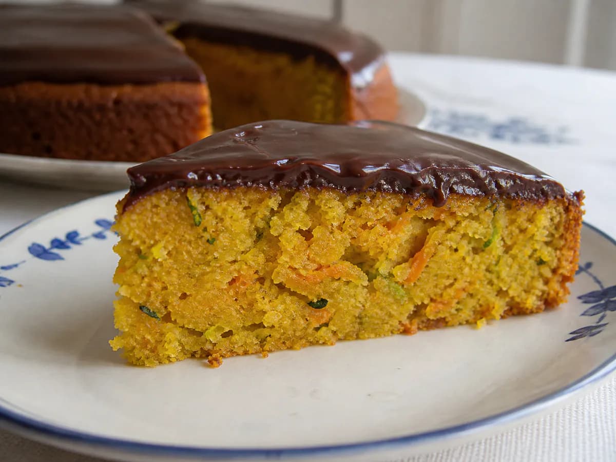 Pormenor de uma porção de Bolo de Cenoura, Curgete e Laranja com Cobertura de Chocolate