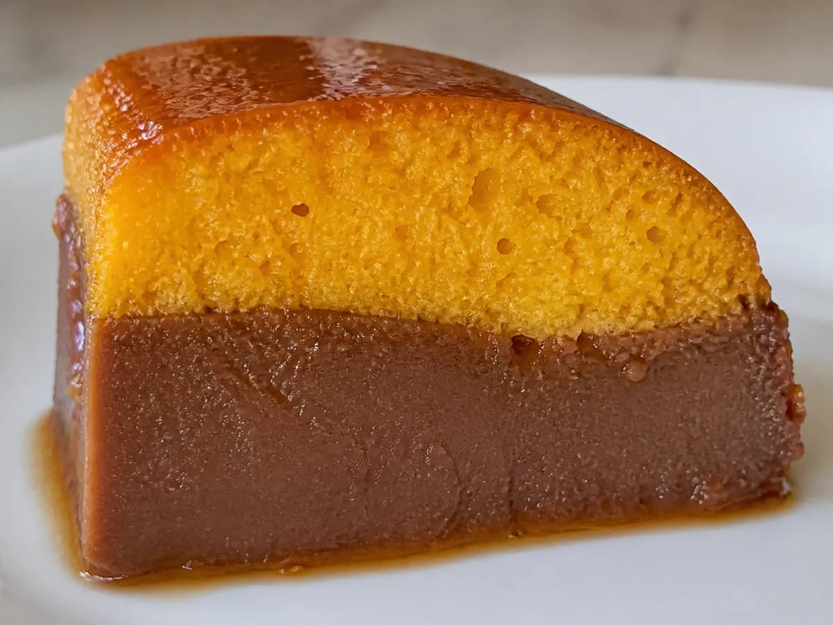 Pormenor de uma porção de Bolo de Cenoura com Pudim de Chocolate