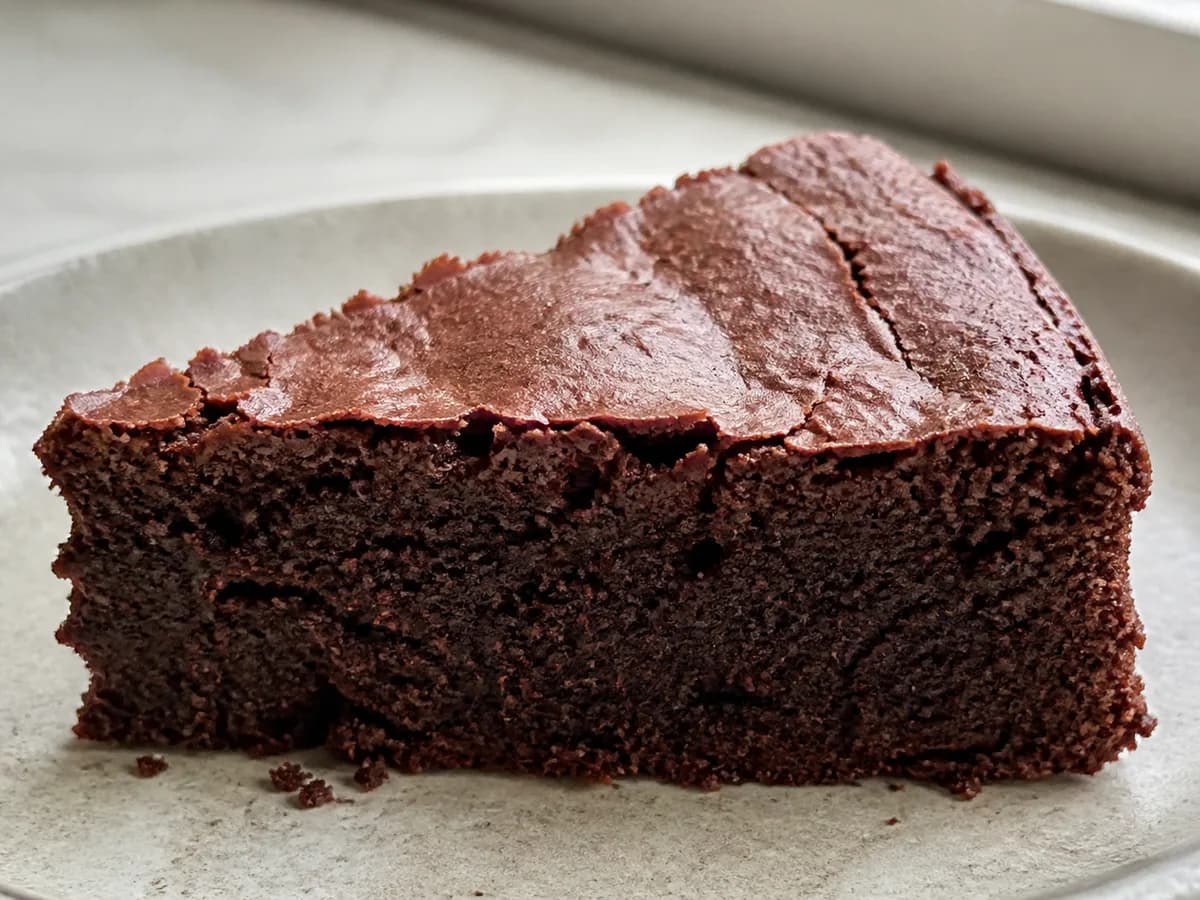 Pormenor de uma porção de Bolo de Chocolate da Tia Leonor