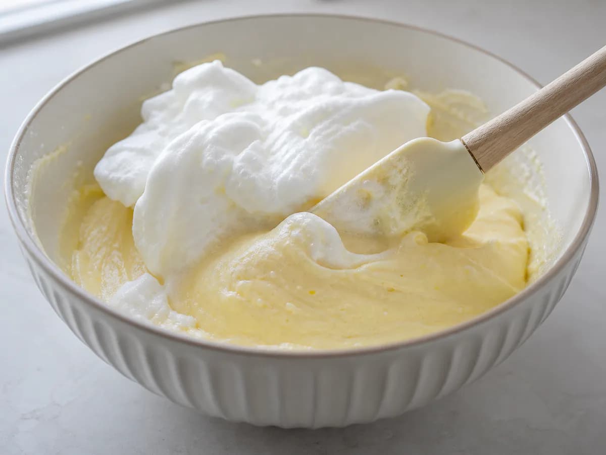 Preparação de Bolo Colchão de Noiva Delicioso durante a confeção