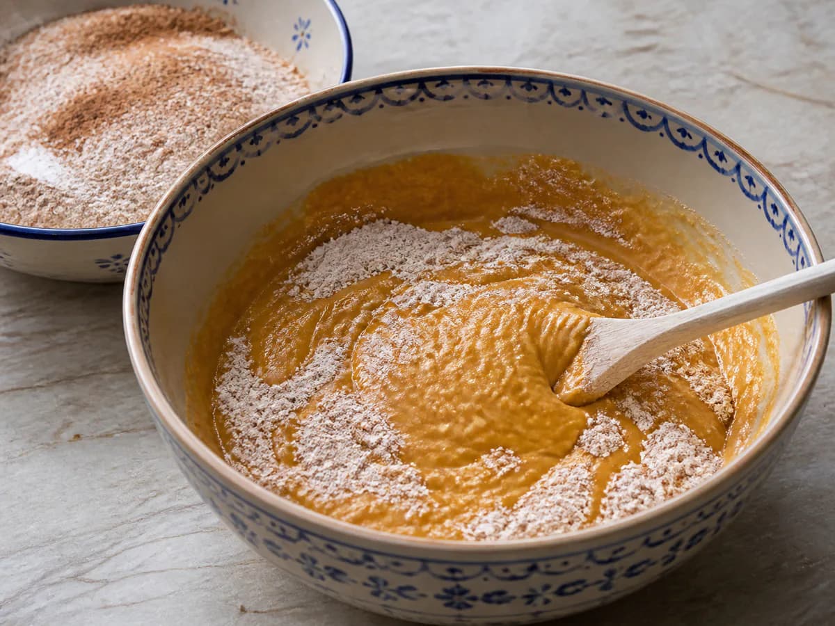 Preparação de Bolo de Abóbora Cremoso durante a confeção