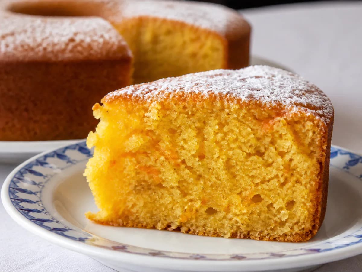 Pormenor de uma porção de Bolo de Amêndoa e Cenoura