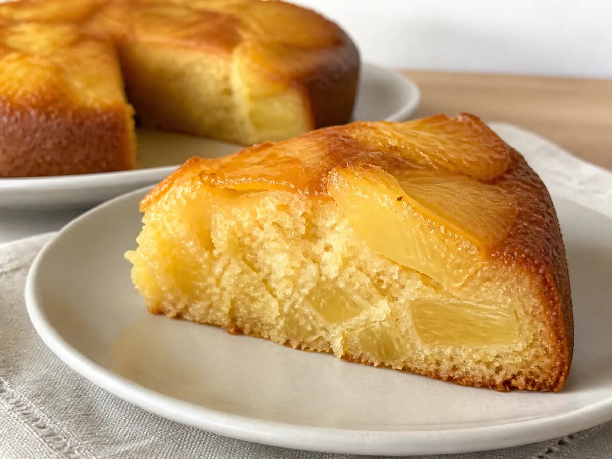 Pormenor de uma porção de Bolo de Ananás à Moda de São Miguel