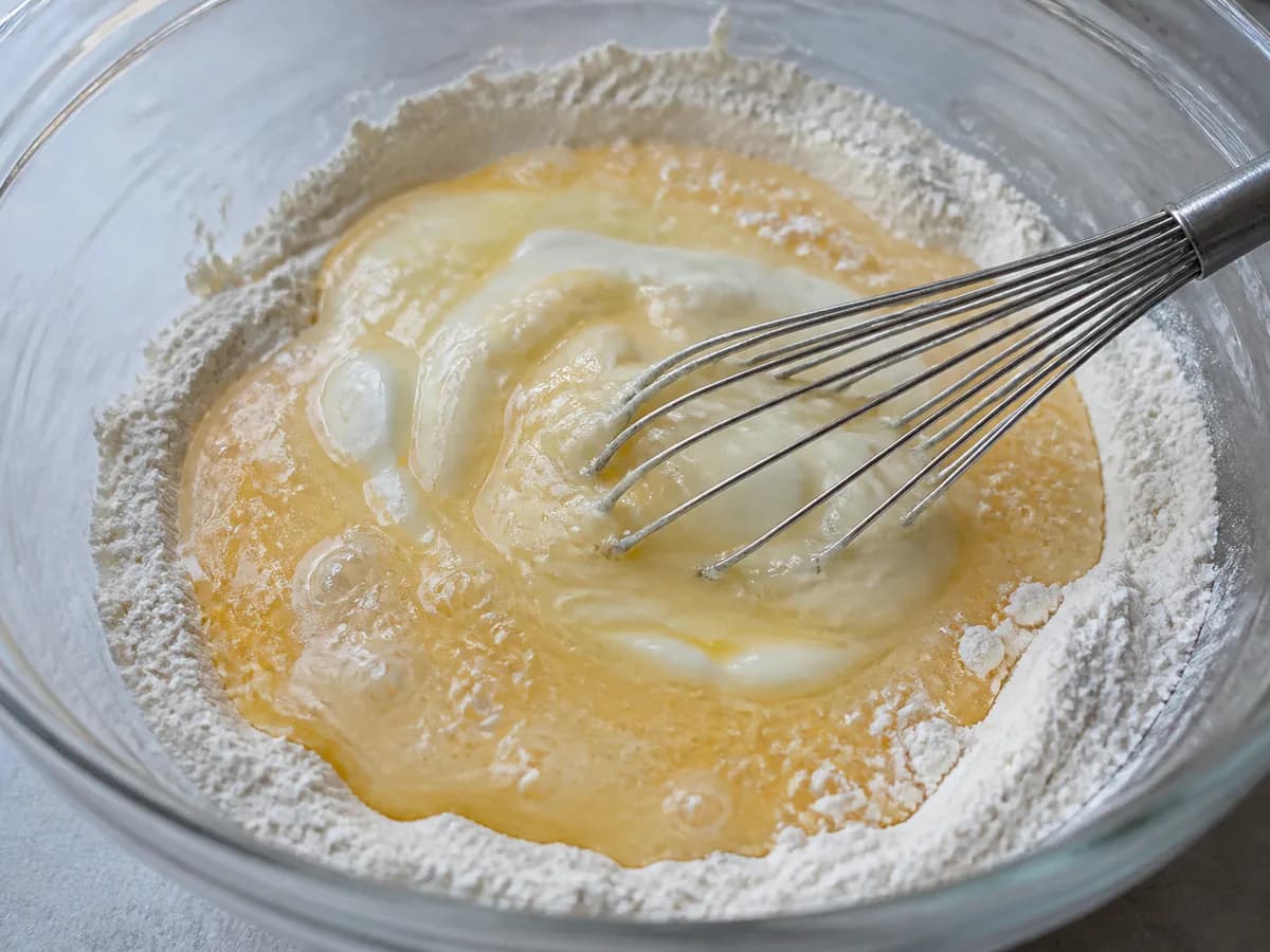 Preparação de Bolo de Ananás e Iogurte com Sumo durante a confeção