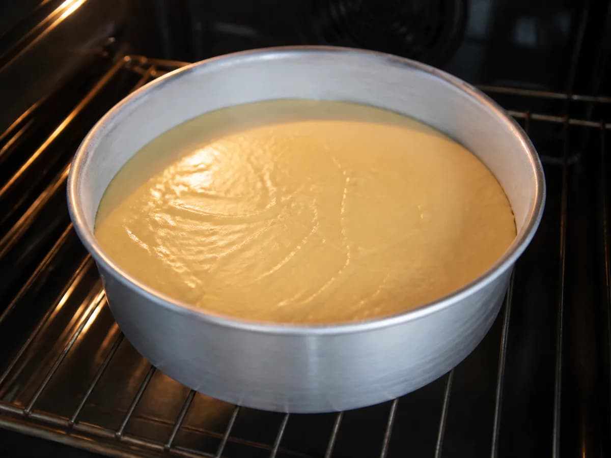 Preparação de Bolo de Aniversário Clássico durante a confeção