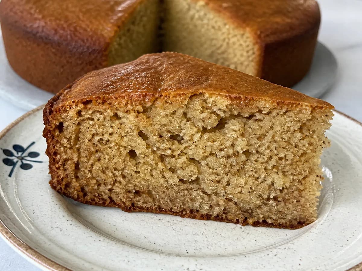 Pormenor de uma porção de Bolo de Banana Aromatizado com Canela