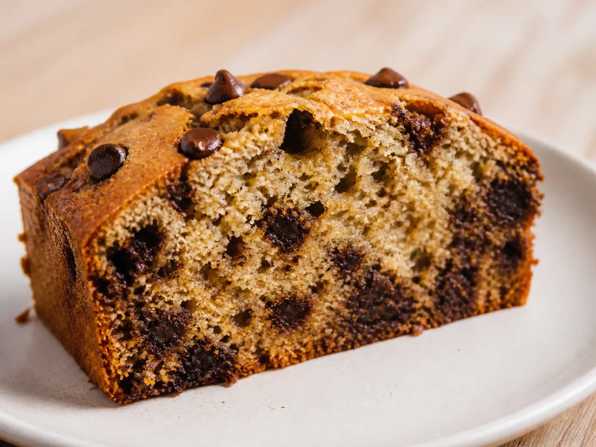 Pormenor de uma porção de Bolo de Banana com Pepitas de Chocolate
