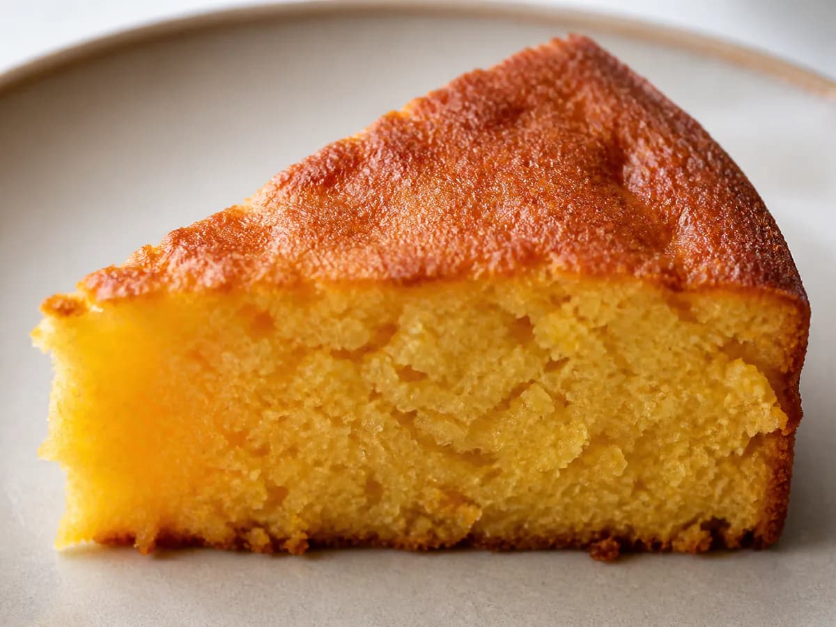 Pormenor de uma porção de Bolo de Batata Doce e Laranja