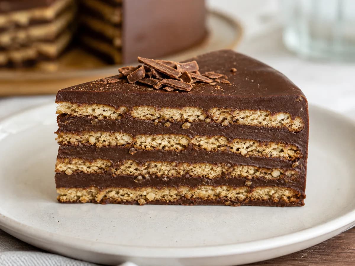 Pormenor de uma porção de Bolo de Biscoitos e Chocolate