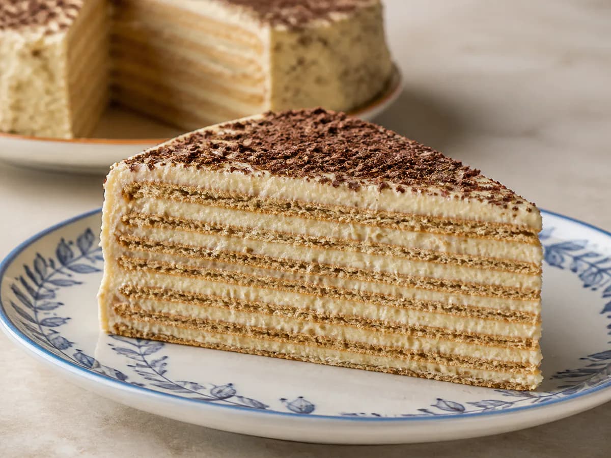 Pormenor de uma porção de Bolo de Bolacha com Café