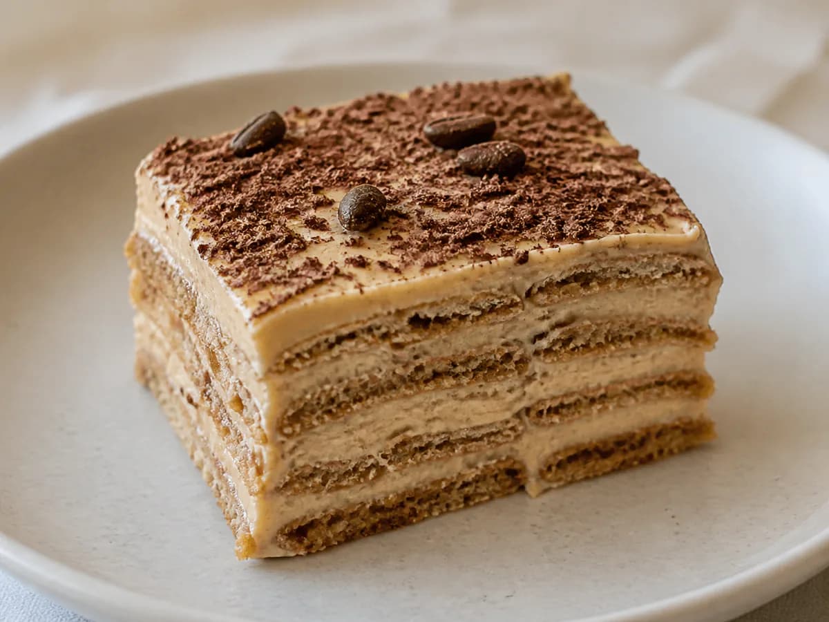 Pormenor de uma porção de Bolo de Bolacha com Creme de Café