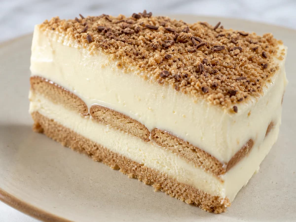 Pormenor de uma porção de Bolo de Bolacha com leite condensado