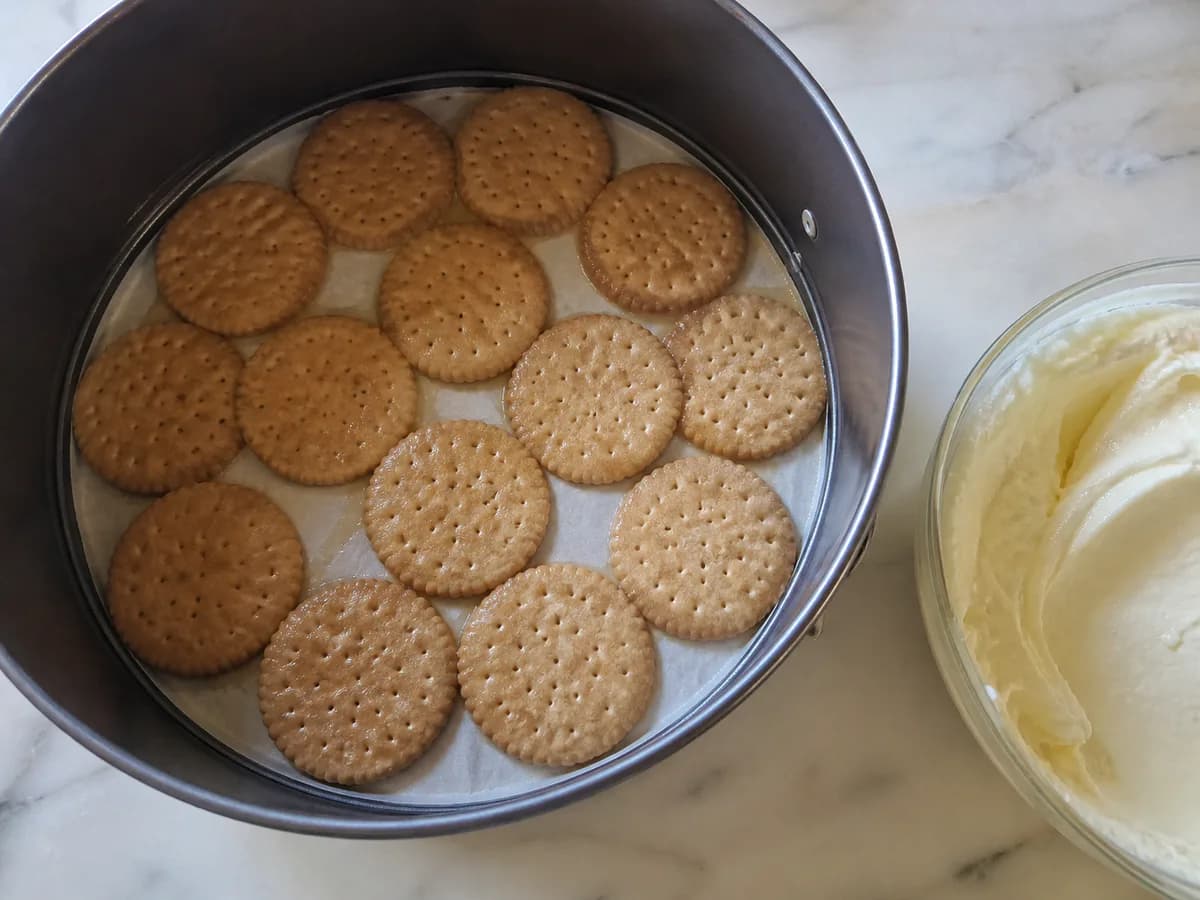 Preparação de Bolo de Bolacha Cremoso com Natas durante a confeção