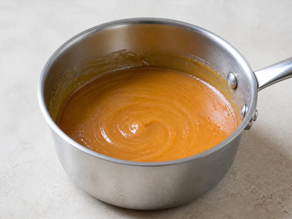 Preparação de Bolo de Bolacha e Café com Espelho de Caramelo durante a confeção