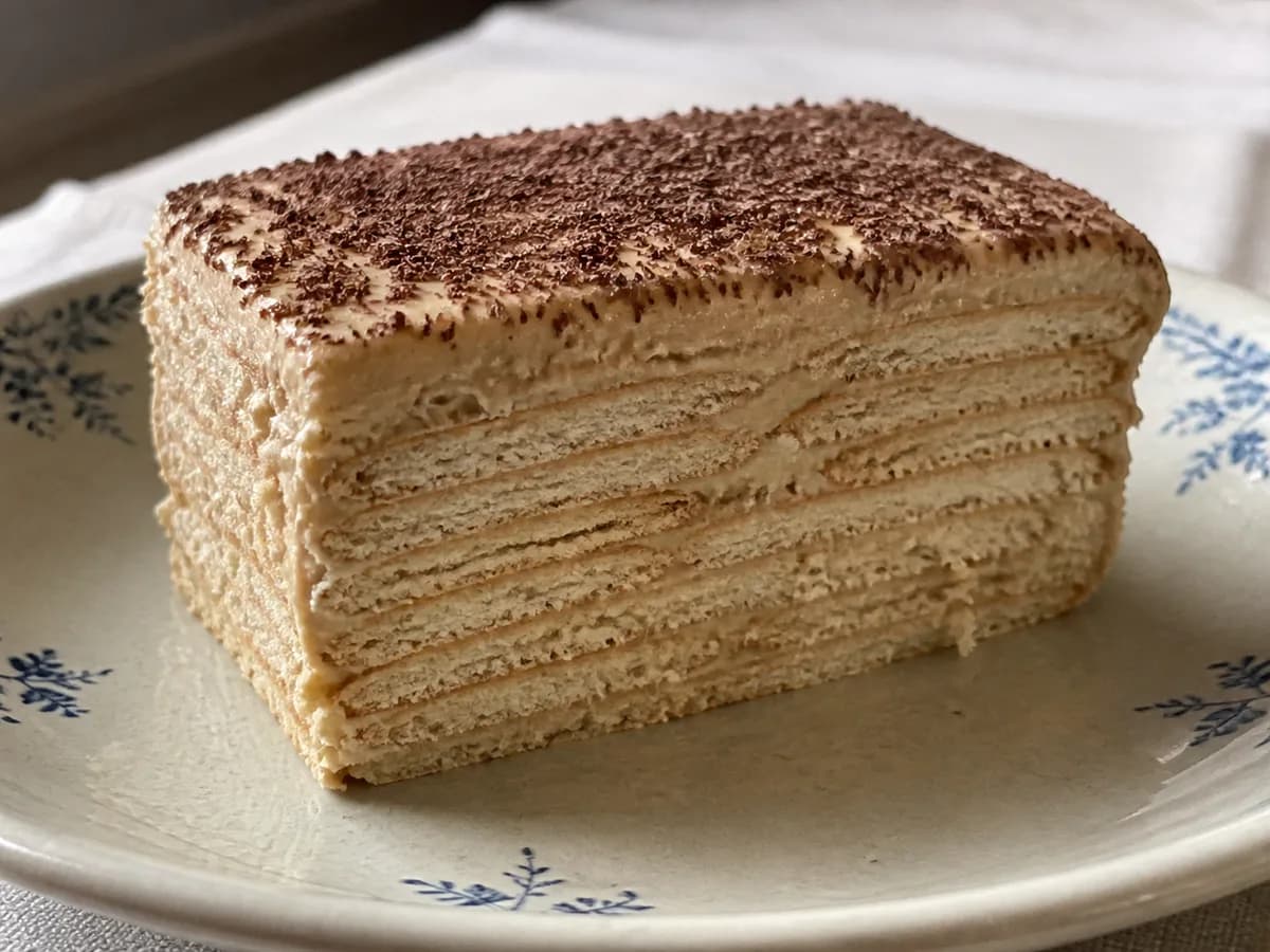 Pormenor de uma porção de Bolo de Bolacha Rápido e Delicioso