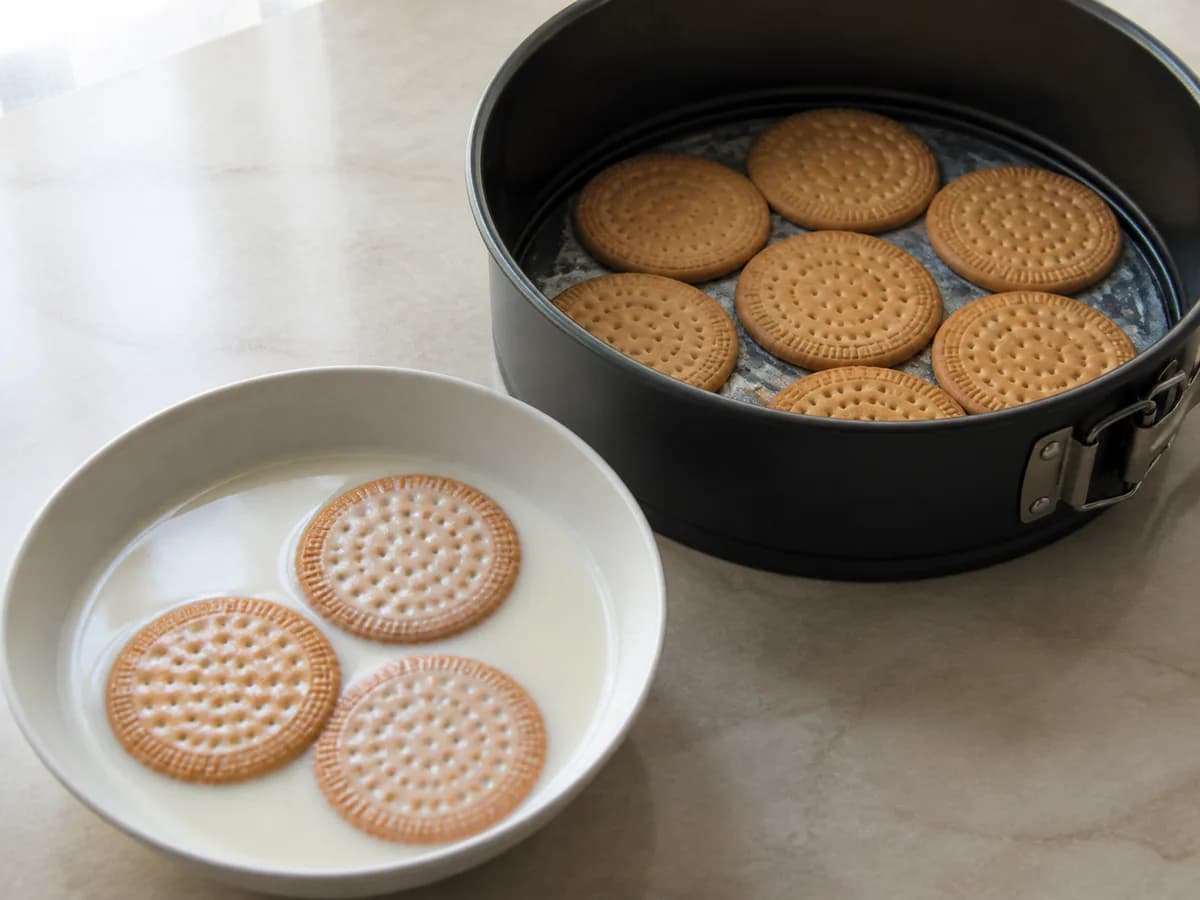 Preparação de Bolo de Bolacha Rápido e Delicioso durante a confeção